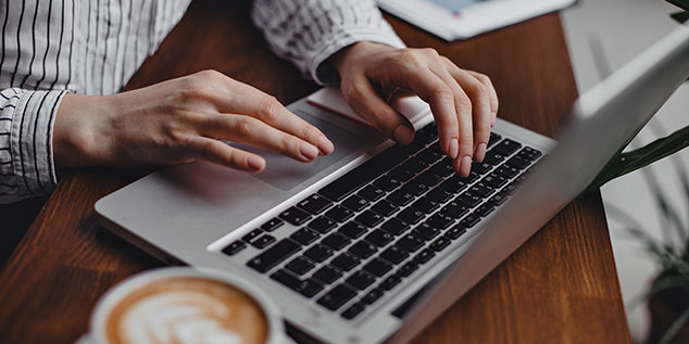 Chica usando un ordenador portátil de forma cibersegura